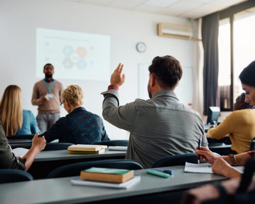 Qué programas de postgrado imparte la Universidad de Concepción y en qué modalidades se dictan